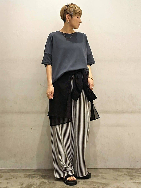 接触冷感Tシャツや肌離れの良いボトムスで暑い日でもストレスなく | 26度服装