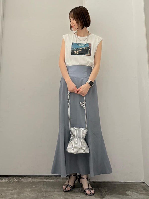 涼しげノースリーブTはフェミニンスカートでこなれ感を | 26度服装