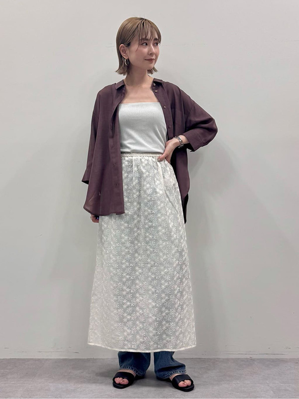 ブラウンのシアーシャツならグッと大人なレイヤードコーデに | 26度服装