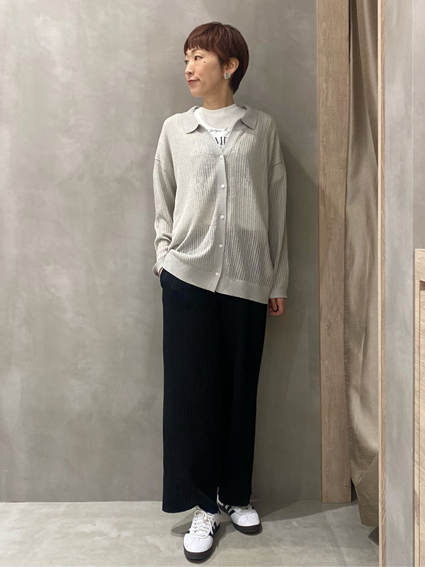 インナーで遊べる透け感カーディガンのきれいめカジュアル | 26度服装