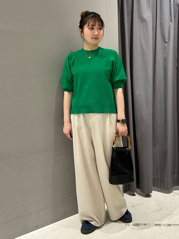 ワンツーコーデでも華やかさを醸し出せる袖コンシャスな半袖ニット | 26度服装