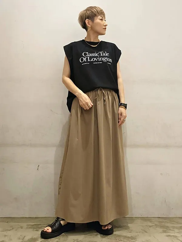 華やかさのある多機能スカートでワンツーコーデも洗練見え | 28度服装