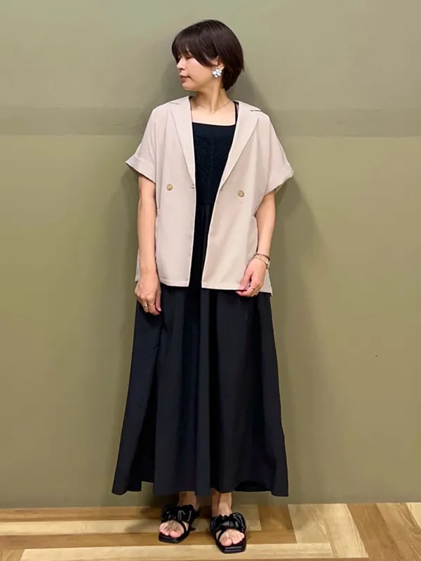 ワンピースにメリハリときちんと感をプラスしてくれる旬な半袖ジャケット | 28度服装