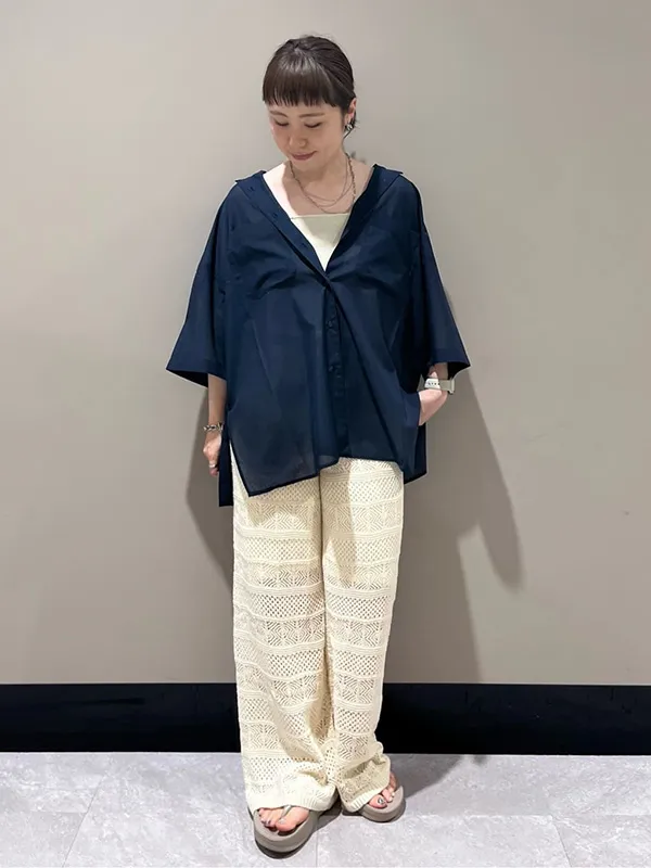 楽に着られて体型カバーもできるオーバーサイズシャツの抜け感リラックス | 28度服装