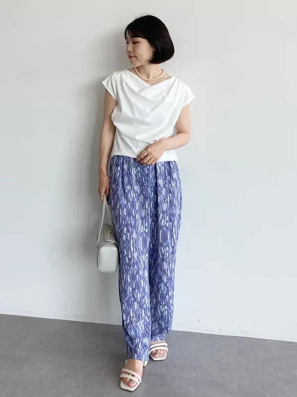 サラッと装える柄イージーパンツはフェミニンカットソーで上品に | 28度服装