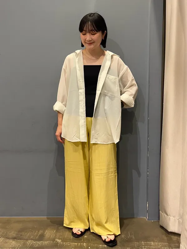 肌の抜け感できれいめな印象をつくるタンクトップ×オーバーサイズシャツ | 28度服装