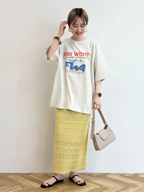 レース編みタイトスカートで心地良く涼しいフェミニンカジュアルを | 28度服装