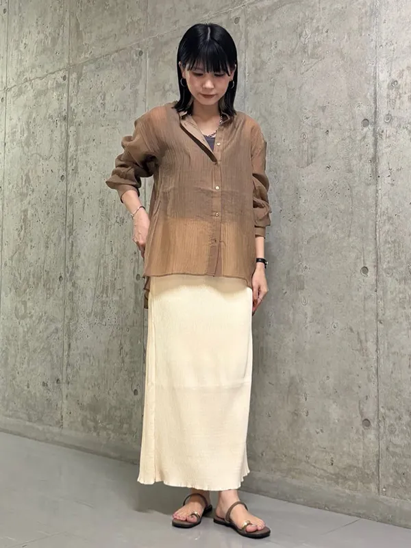 気温に最適なシアーシャツと軽やかスカートのIラインシルエットコーデ | 28度服装