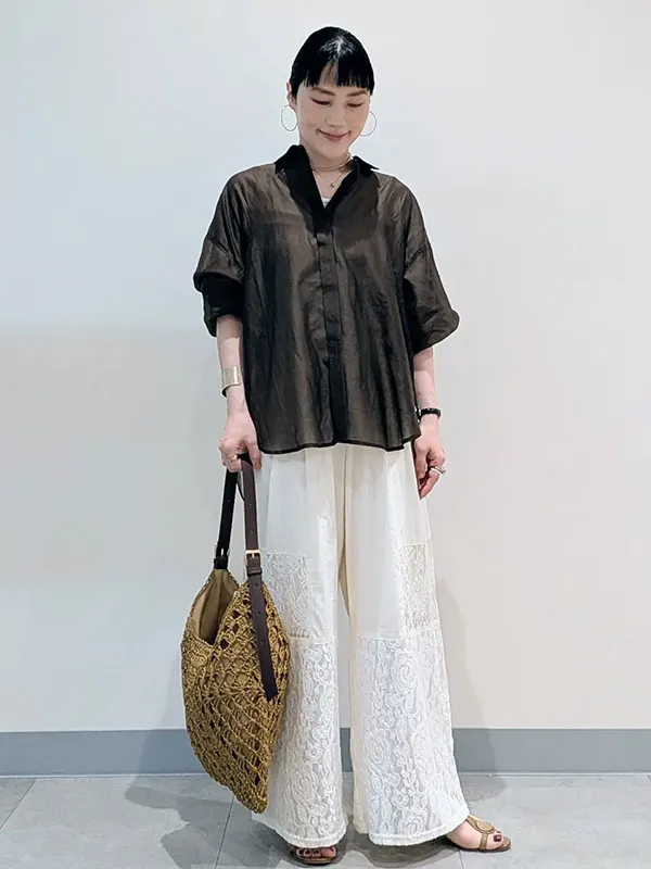 コーデの主役にも室内外の羽織りとしても活躍する上品シアーシャツ | 気温32度 服装