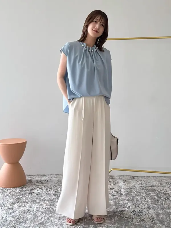 忙しい朝にも即きちんとが叶う華やか涼感ブラウス×接触冷感ワイドパンツのオフィススタイル | 気温32度 服装