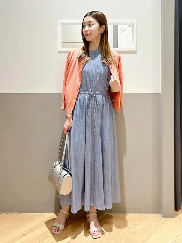 着映えと心地良さを両得する接触冷感ワンピースは夏の休日お出かけ服の最適解 | 気温32度 服装