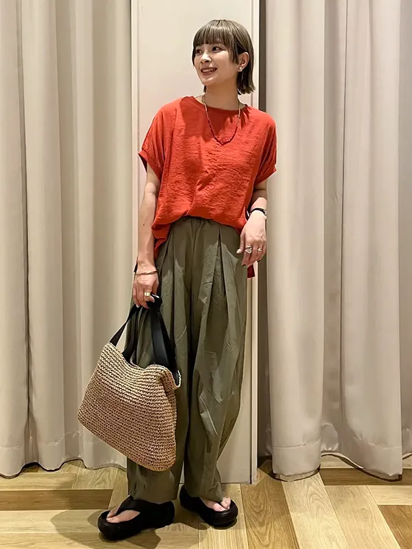 雨の日のジメジメを吹き飛ばす鮮やかカラーの機能性ブラウス×撥水パンツ | 気温32度 服装
