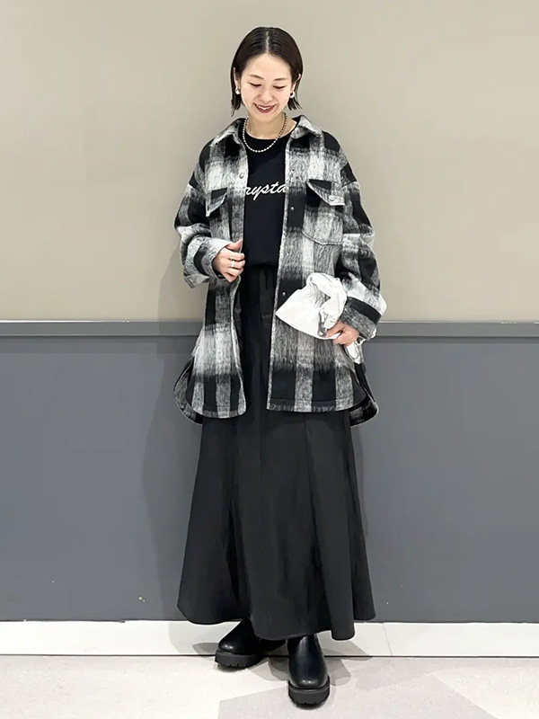モノトーンルックに映えるチェック柄のシャツジャケット | 8度 服装