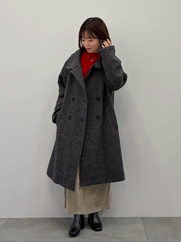 見違えるほど華やかになる赤ニットの差し色コーデ | 8度 服装