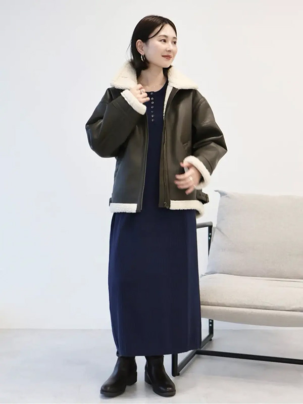 辛口レザーアウターにはニットワンピで甘さとこなれ感を | 8度 服装