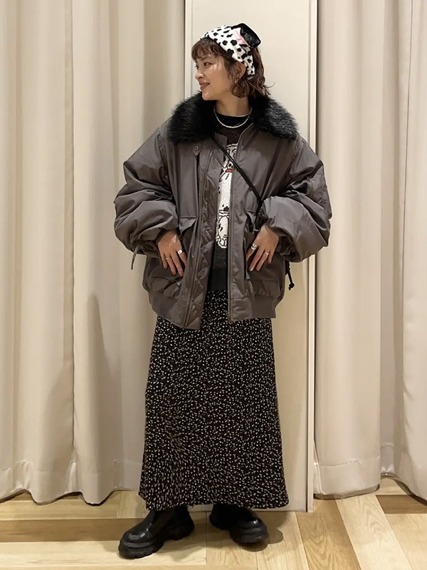 ミリタリーブルゾンはガーリーアイテムでテイストミックスを楽しむ | 8度 服装