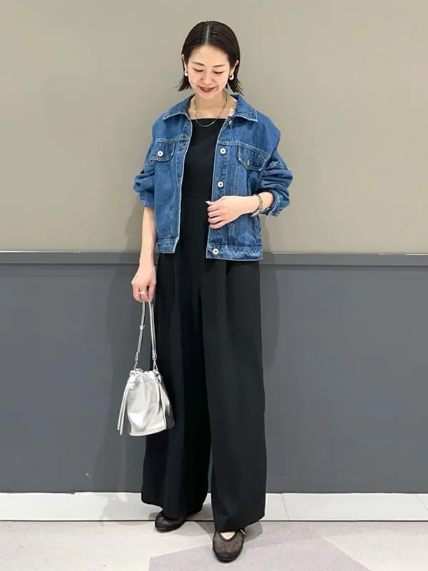 シックなオールインワン×インディゴデニムジャケットでこなれ感を | デニムジャケット コーデ