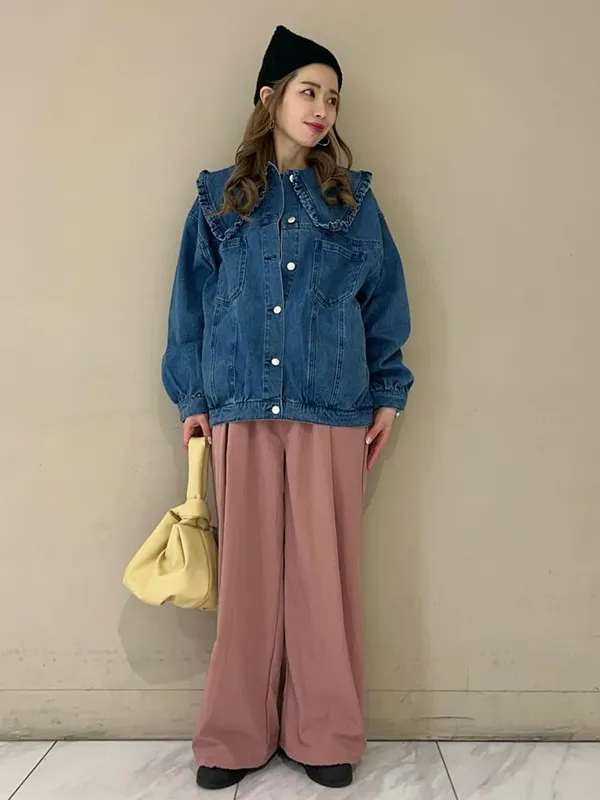② 旬のカラーアイテムと合わせてトレンド感アップ | デニムジャケット コーデ