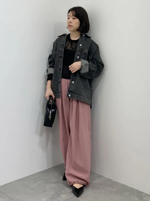 春らしいピンクボトムスをシックなデニムジャケットで大人仕様に | デニムジャケット コーデ