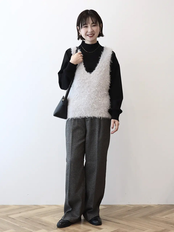 異なる素材のミックスでアレンジ | モノトーンコーデ