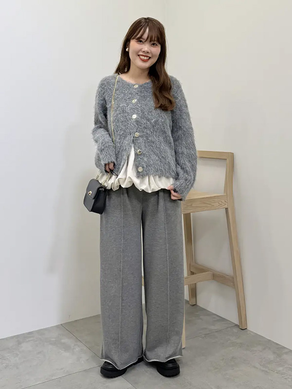 旬なフェミニンアイテムを落ち着いたムードで包むグレーモノトーン | モノトーンコーデ