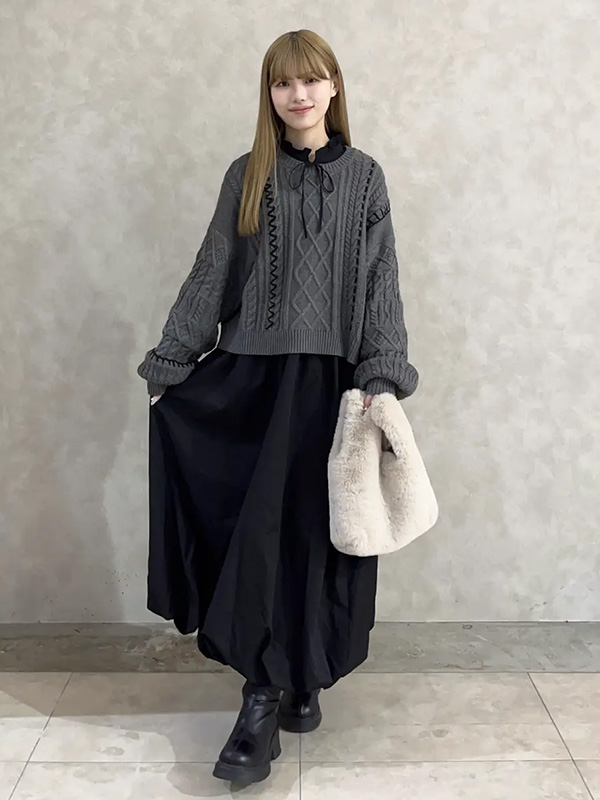 甘さを程よく中和させてくれるグレー×ブラックのガーリースタイル | モノトーンコーデ