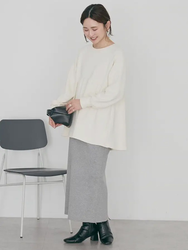 甘めなアイテムをクリーン＆上品に装える明るめモノトーンコーデ | モノトーンコーデ