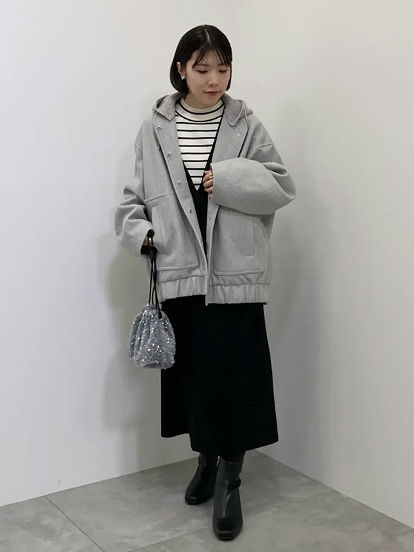 すっきりジャンパースカートのメリハリコーデ | モノトーンコーデ