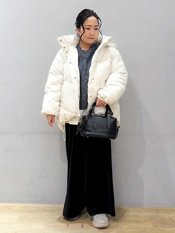 カジュアルコーデもホワイトのアウターで上品ムード | モノトーンコーデ