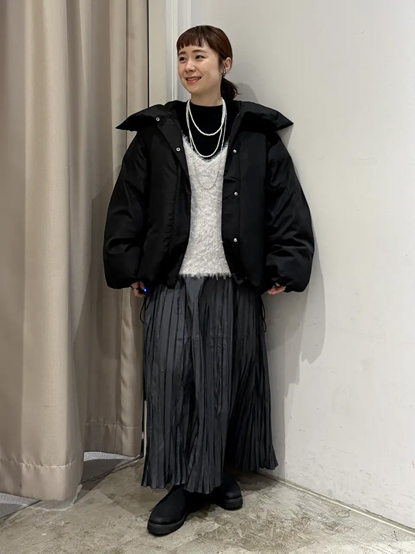 異素材ミックスでこなれ感が増すモノトーンカジュアル | モノトーンコーデ