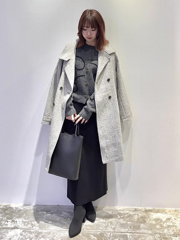 モノトーンできれい見えが叶うトレンドのデザイントップス | モノトーンコーデ