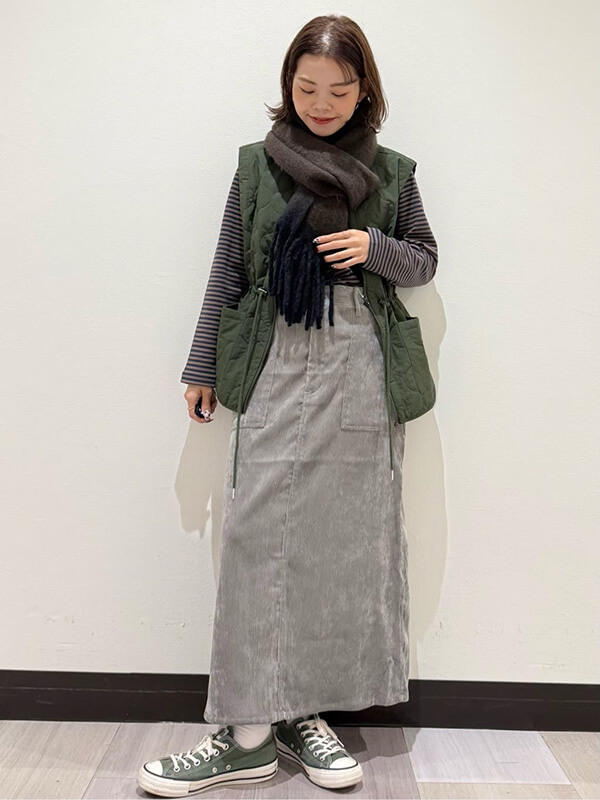大判マフラーのワンループ巻きでカジュアルコーデにアクセントを|マフラー巻き方