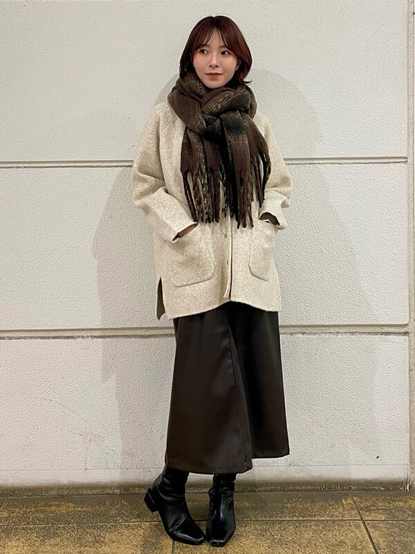 ピッティ巻き＆統一感のあるカラー合わせでこなれコーデの完成|マフラー巻き方