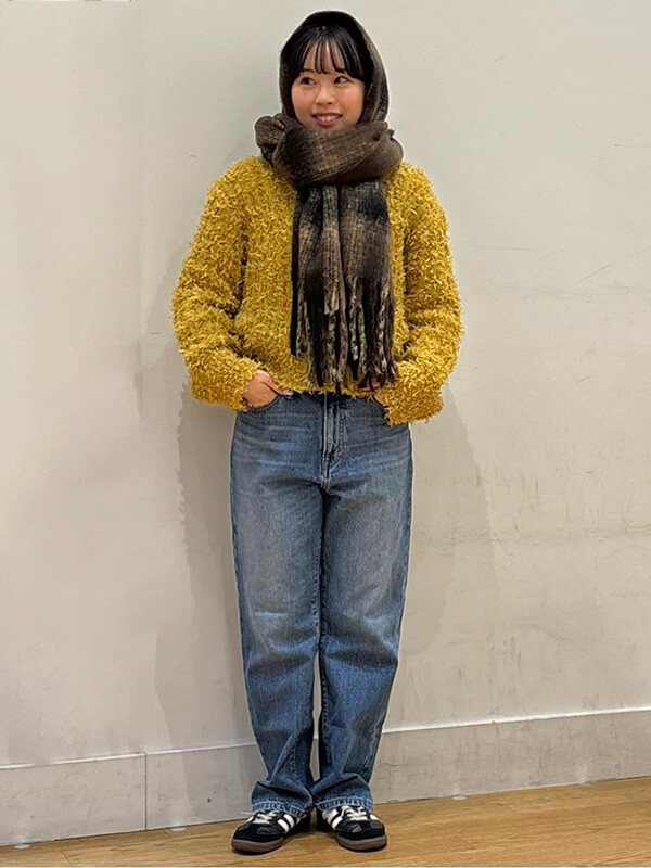 シンプルコーデに今っぽさを簡単にプラスできるバラクラバ巻き|マフラー巻き方