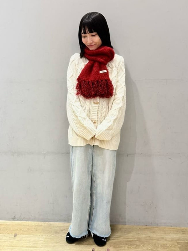 コーデをパッと華やかに変えてくれるレッドマフラーのワンループ巻き|マフラー巻き方