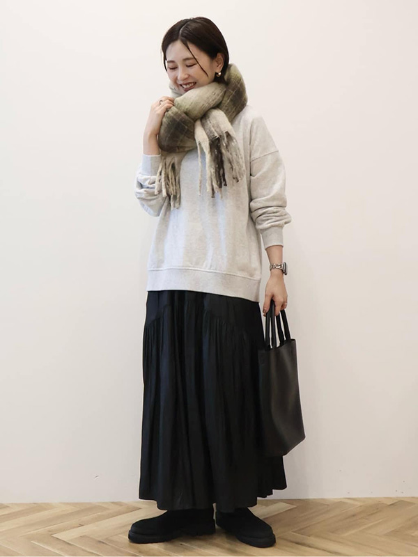 ボリュームを出したピッティ巻きで小顔効果と女性らしさを両立|マフラー巻き方