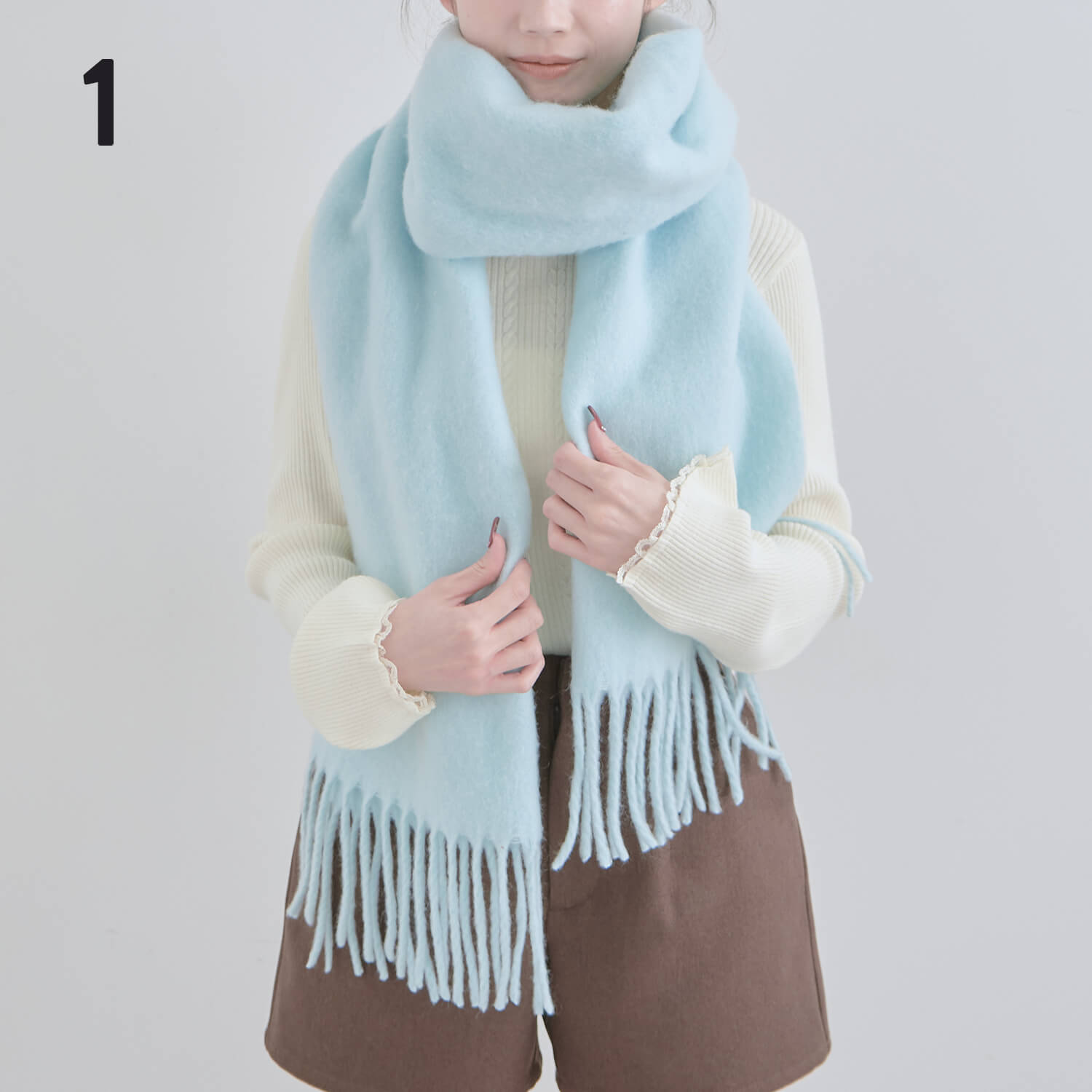 1）片方が少し長くなるように一周首に巻く|マフラー巻き方