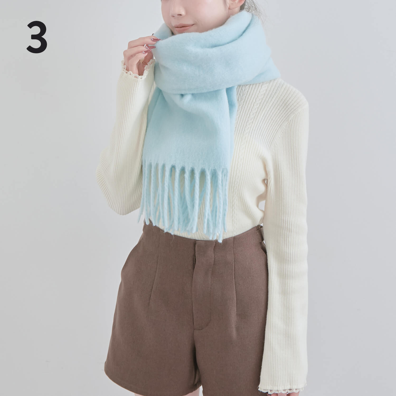 3）軽く端をひっぱり結び目が隠れるよう形を整えたら完成|マフラー巻き方