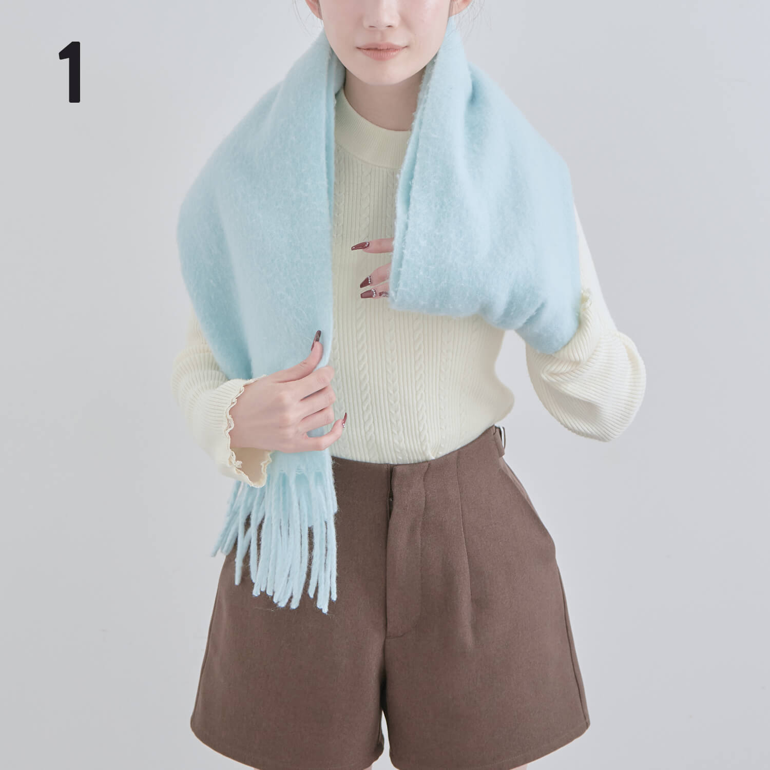 1）長さを半分に折って首にかけ、片側に輪っかを作る|マフラー巻き方