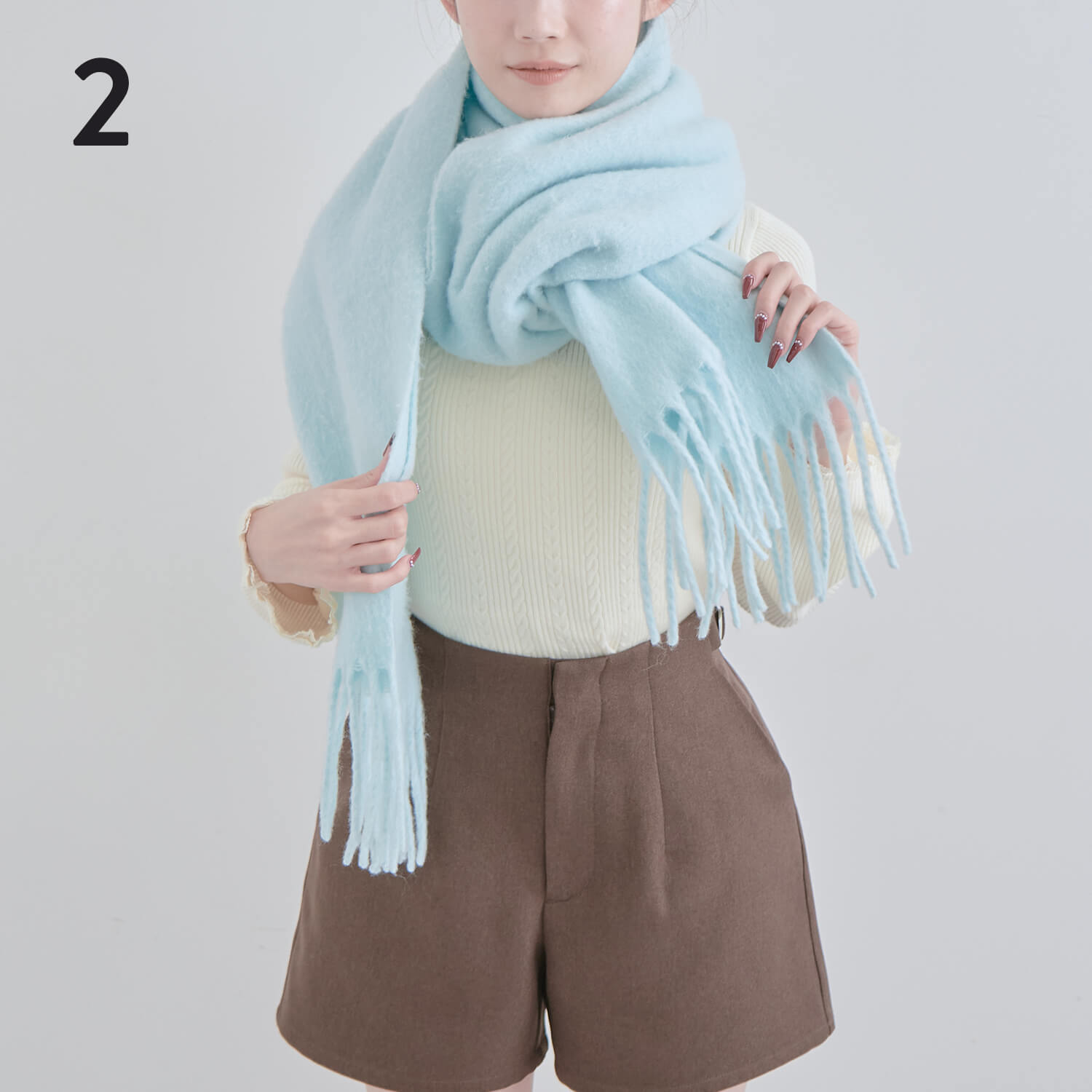 2）反対側のマフラーの下側にある1本を、、輪っかに通す|マフラー巻き方