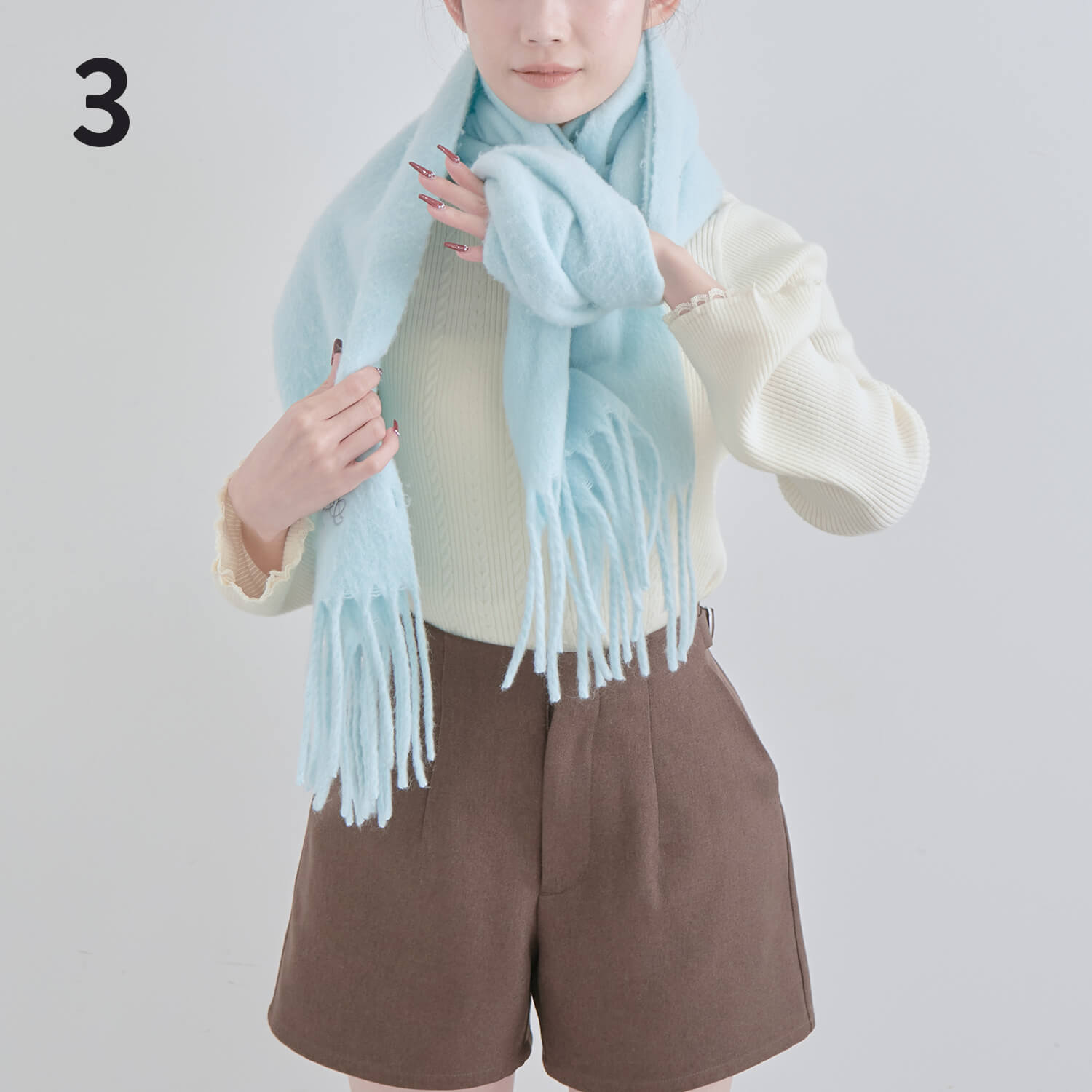 3）通した輪っかを外側に向けるようにねじり、もう一つ輪っかを作る|マフラー巻き方