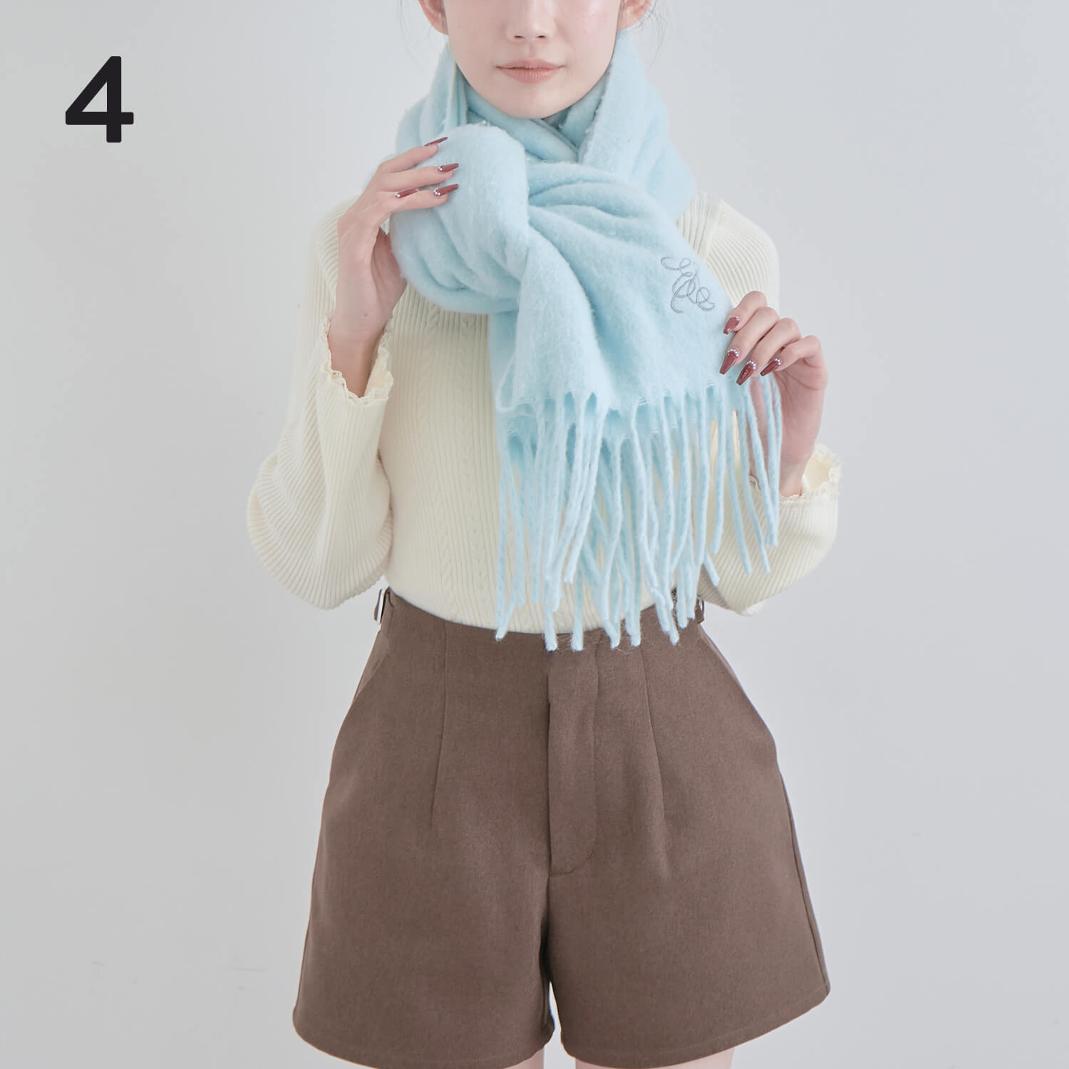 4）新たに作った輪っかに余っているもう1本を通す|マフラー巻き方