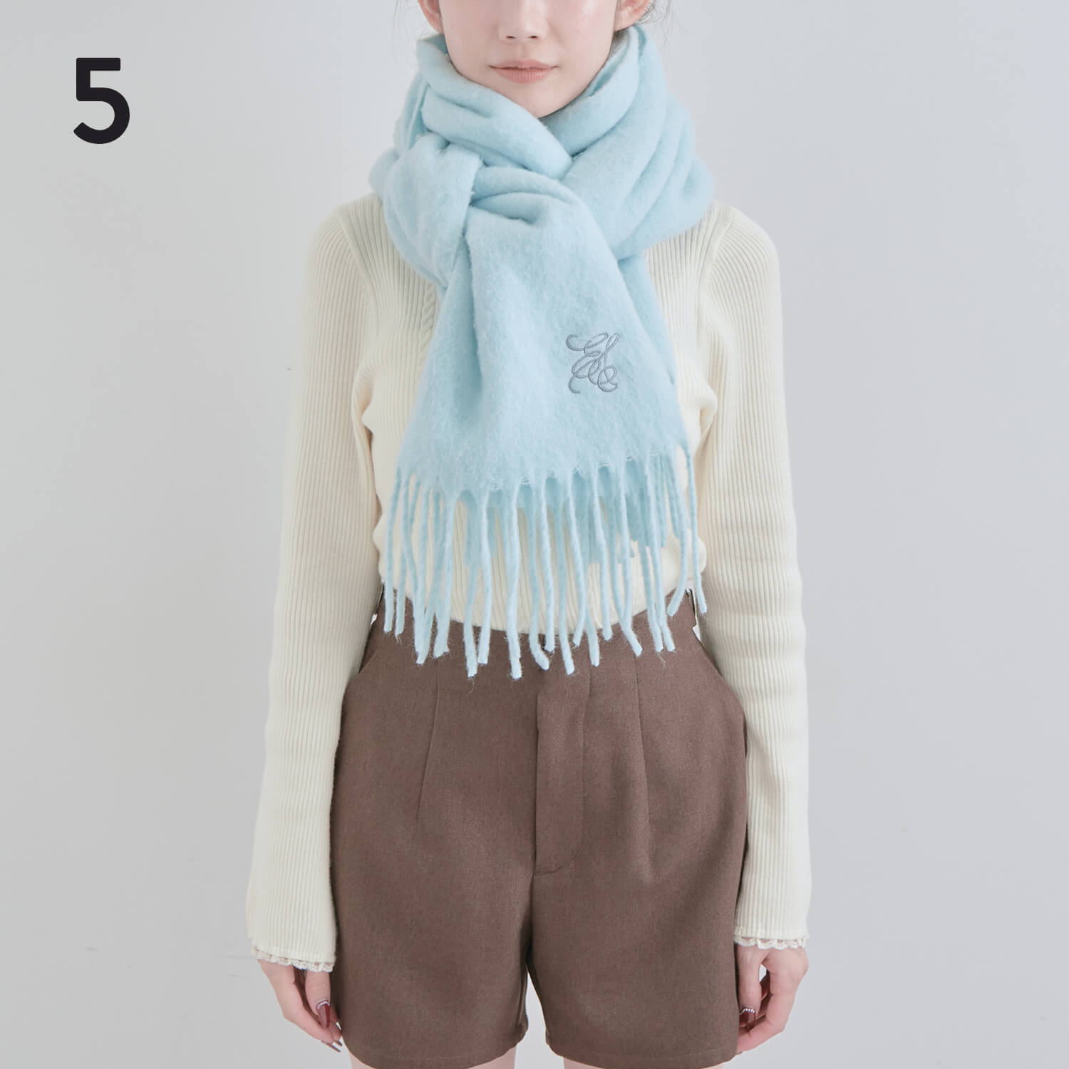 5）形を整えながら両端を下に引っ張り完成|マフラー巻き方