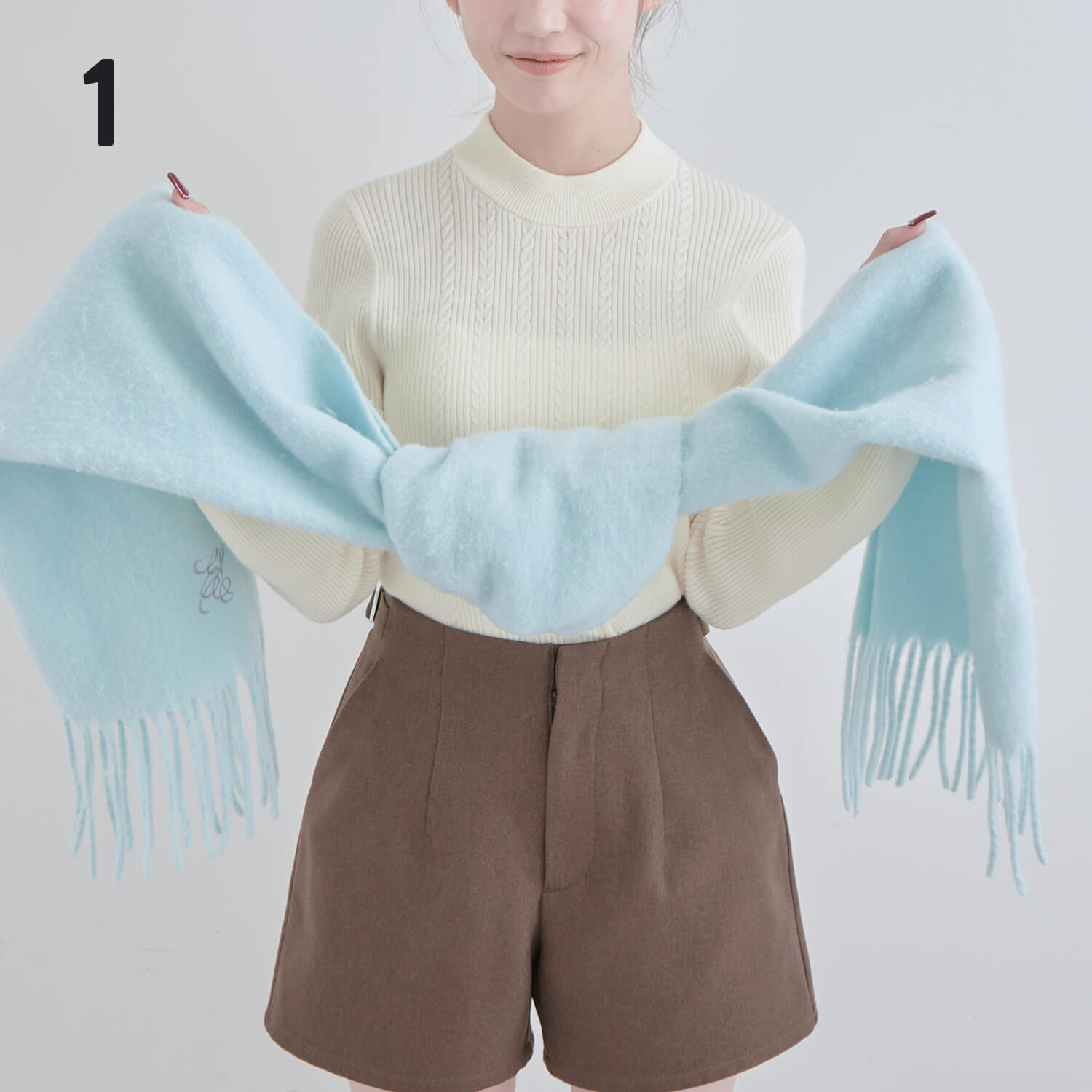 1）マフラーの中心部分を軽くひと結びする|マフラー巻き方