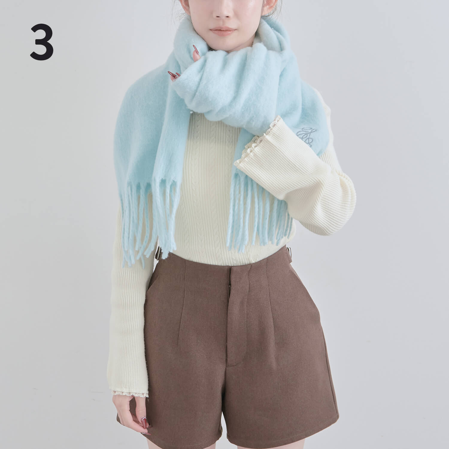 3）結び目を広げて中に通しやすくする|マフラー巻き方