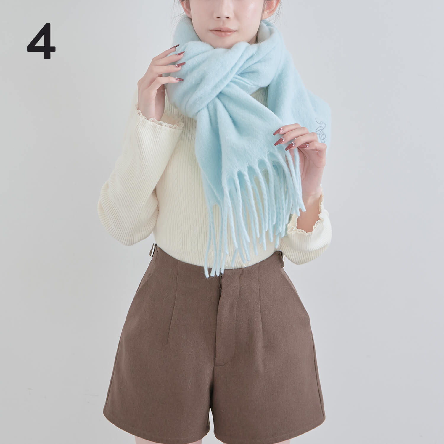 4）マフラーの端を両方とも結び目に通す結び目の中で両端をクロスさせるイメージ|マフラー巻き方