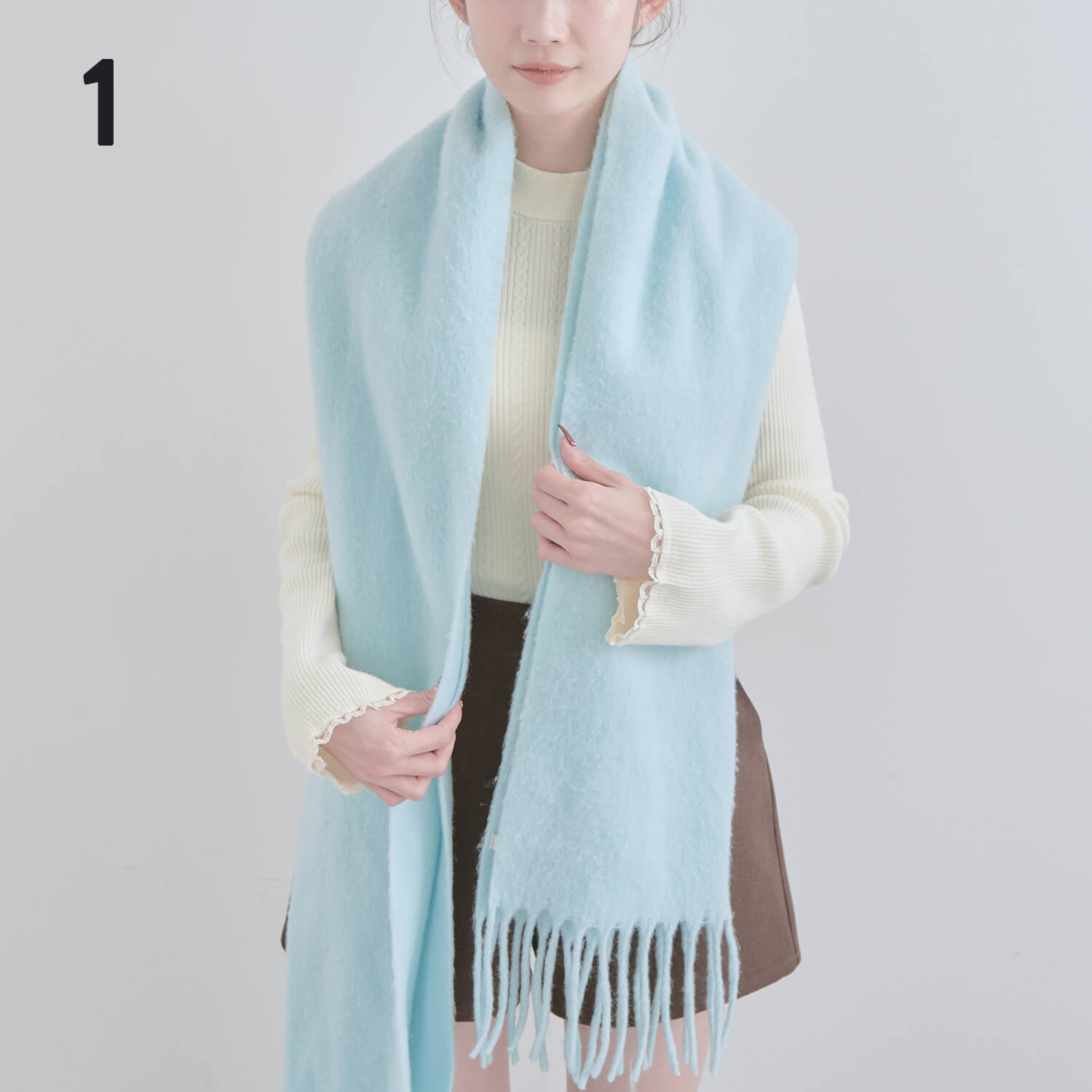 1）首にかけ右側を長めにする|マフラー巻き方