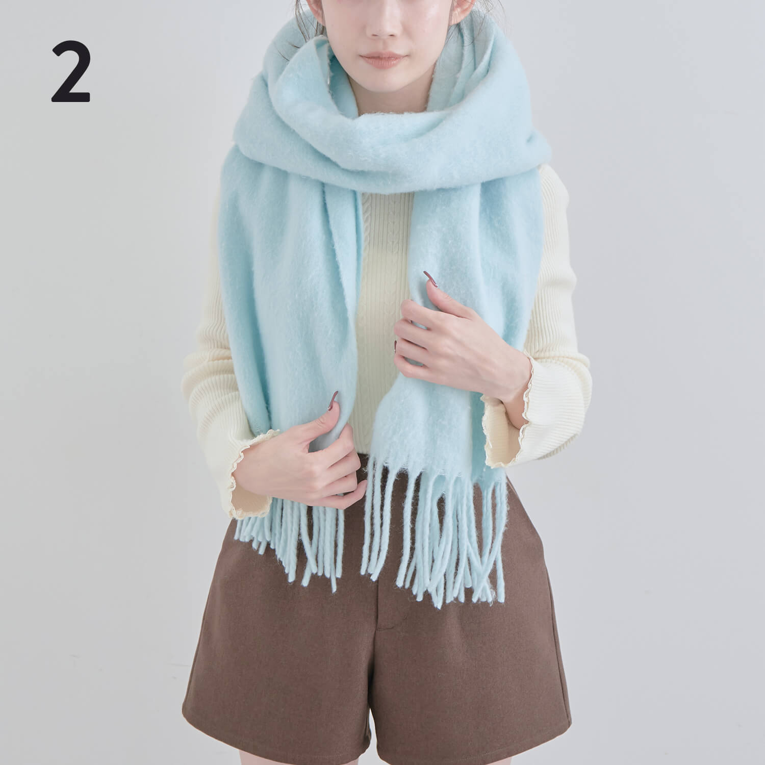 2）右側の長い方を少しゆるく一周巻く|マフラー巻き方