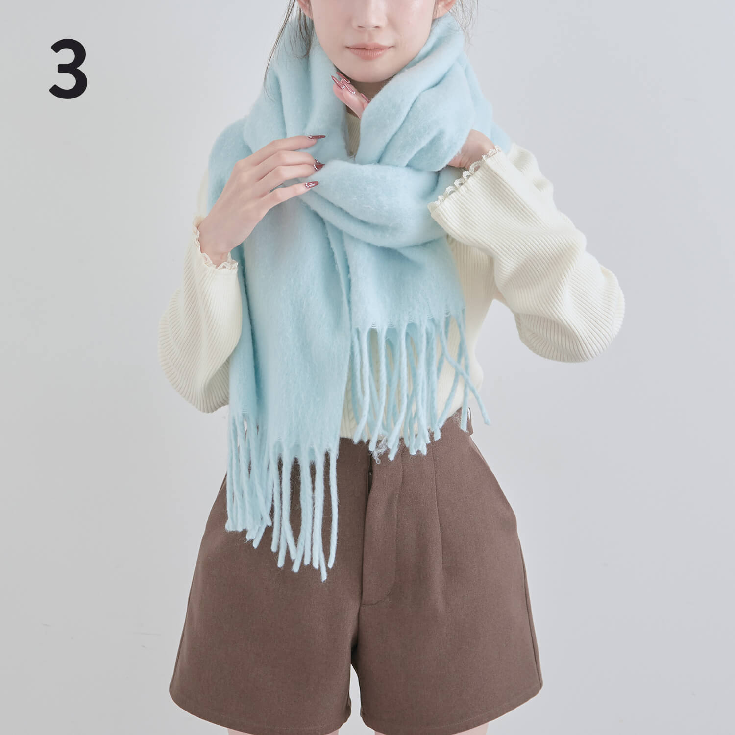 3）左側を首元の輪っか部分の内側から少し引き出し輪っかを作る|マフラー巻き方