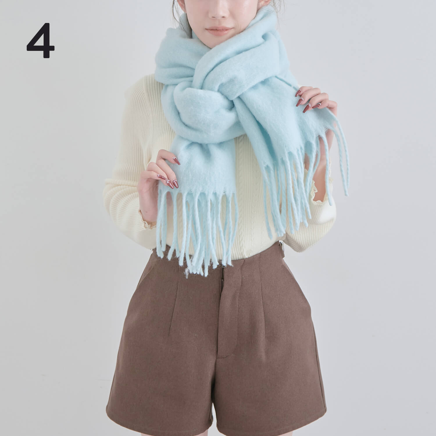 4）引き出した輪っかに右側のマフラーを通す|マフラー巻き方